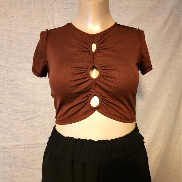 Peek a boo crop top - Picture 1 of 3